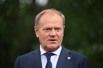Tusk prisiel na stretnutie s Nawrockym o Ukrajine prezident ho nechal cakat