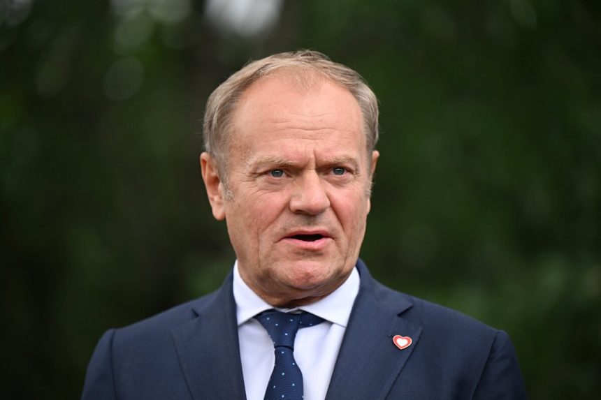 Tusk prisiel na stretnutie s Nawrockym o Ukrajine prezident ho nechal cakat