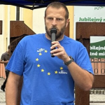 Utok pocas oslav v Lucenci Hajlujuci muzi napadli advokata a aktivistu