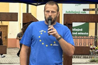 Utok pocas oslav v Lucenci Hajlujuci muzi napadli advokata a aktivistu