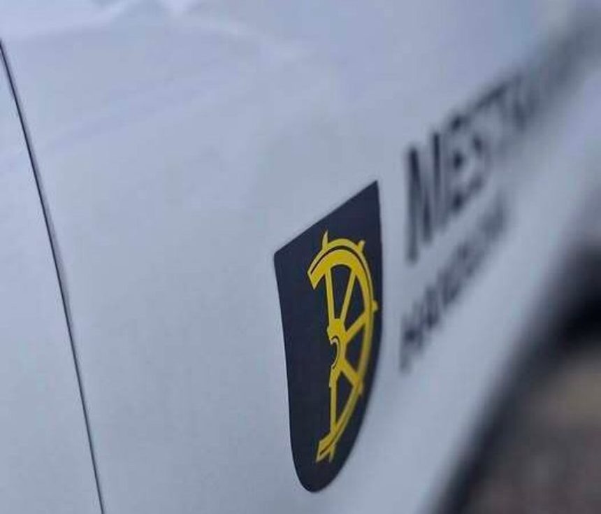 V Handlovej zautocil mladik na policajta