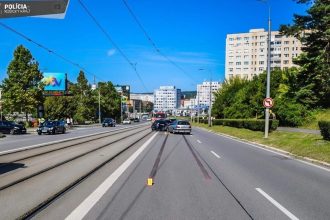 V Kosiciach zrazilo policajne auto dalsie styri