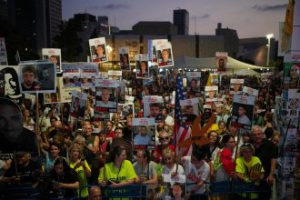 V Tel Avive protestovalo proti planu obsadit Gazu desiatky tisic ludi