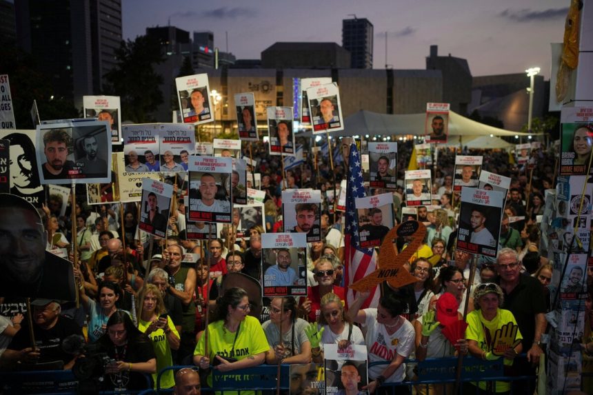 V Tel Avive protestovalo proti planu obsadit Gazu desiatky tisic ludi
