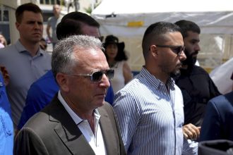 V Tel Avive protestuju rodiny rukojemnikov americky vyslanec ich vypocul