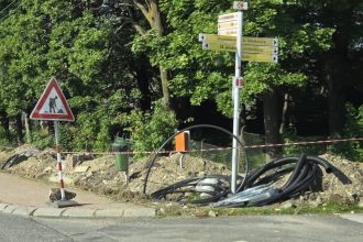 V obci Strba odstrania kablovu pavucinu