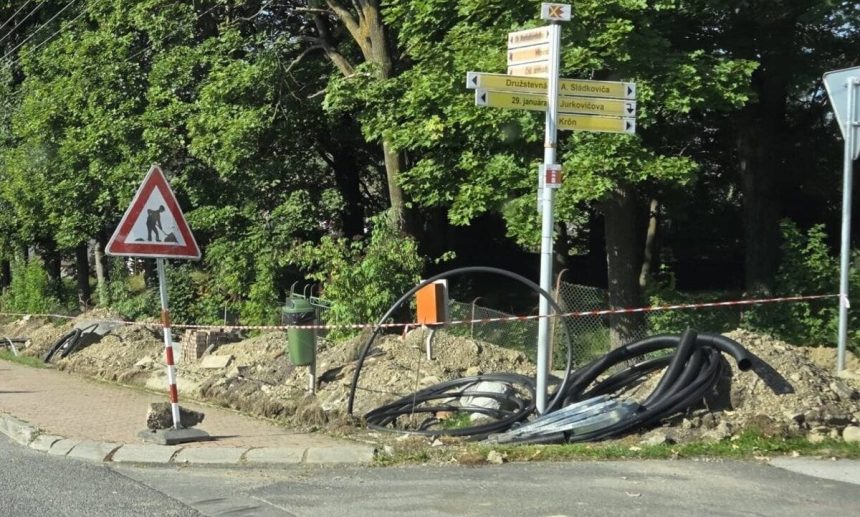 V obci Strba odstrania kablovu pavucinu