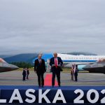 Vrele prijatie a usmevy Trump a Putin odisli z letiska v jednej limozine