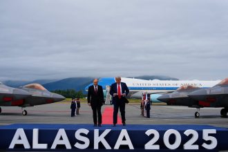 Vrele prijatie a usmevy Trump a Putin odisli z letiska v jednej limozine