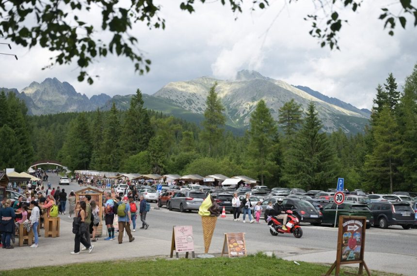 Vysoke Tatry plne turistov parkovanie uzavrete
