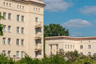 Vzorove socialisticke mesto v Nemecku oslavuje a hlada obyvatelov