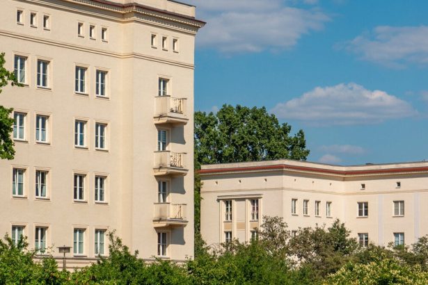 Vzorove socialisticke mesto v Nemecku oslavuje a hlada obyvatelov