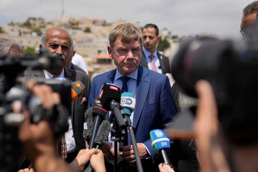 Wadephul navstivil palestinsku Tajbu odsudil nasilie izraelskych osadnikov