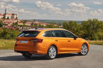 Zaujem o nove auta na Slovensku klesol starsie modely sa daria