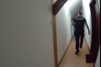 Zenu proti jej voli drzal v byte policia zakrocila