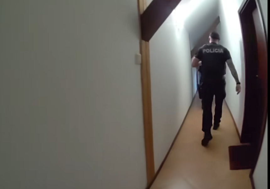 Zenu proti jej voli drzal v byte policia zakrocila