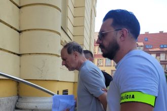 Auto pouzil ako zbran zrazil zenu previezli na psychiatriu