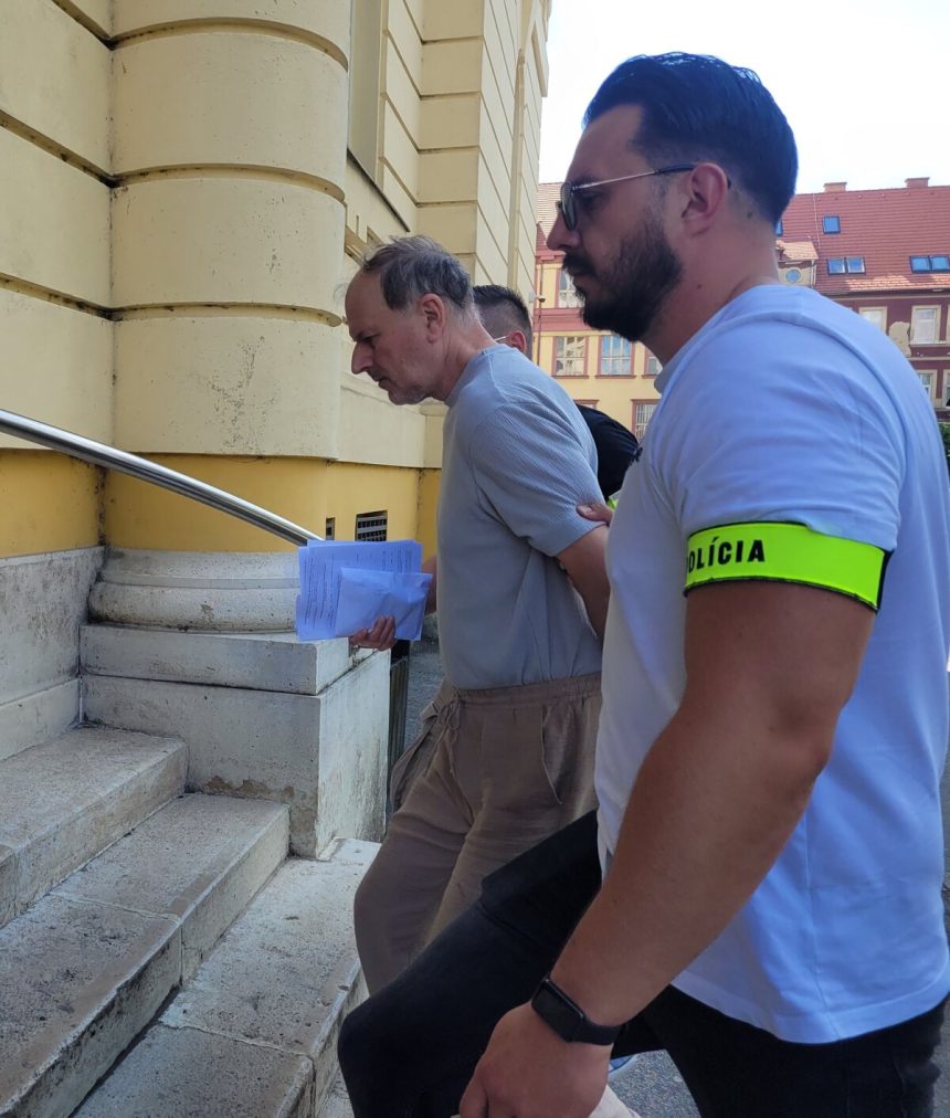 Auto pouzil ako zbran zrazil zenu previezli na psychiatriu