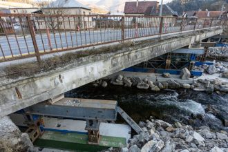 Auto sa pri Ziline zrutilo do rieky zraneni traja