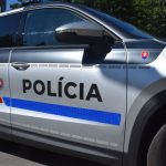 Auto v zakrute opustilo cestu a narazilo do stromov Vodic usiel zanechal tam dve deti