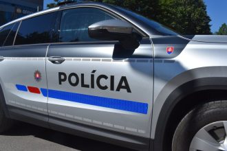 Auto v zakrute opustilo cestu a narazilo do stromov Vodic usiel zanechal tam dve deti