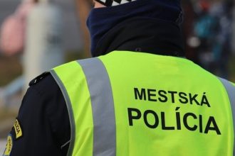 Dramaticky zasah Muz s nozom na siedmom poschodi