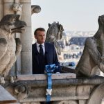 Macron ako prvy navstivil zrekonstruovane veze katedraly Notre Dame