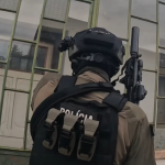 Muz krical ze vsetkych pozabija vystrelil zo vzduchovky Pozrite si video zo zadrzania