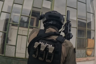 Muz krical ze vsetkych pozabija vystrelil zo vzduchovky Pozrite si video zo zadrzania