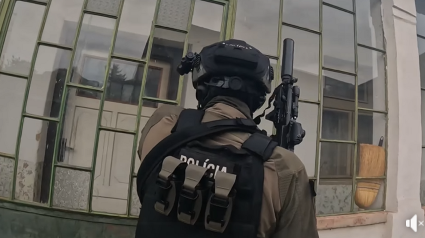 Muz krical ze vsetkych pozabija vystrelil zo vzduchovky Pozrite si video zo zadrzania