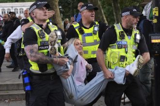 Na demonstracii na podporu propalestinskej skupiny zadrzali 890 osob