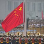 Na mrakodrape v cinskom meste sa objavili hesla proti komunizmu