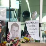 Na smrt ultrakonzervativca Kirka v USA reaguju Smer a Republika Vinia opoziciu aj media