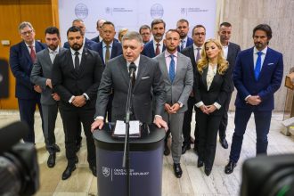 Na zdrazovanie nasadzuju Ustavu Chce Smer lamat odpor opozicie tajnym hlasovanim