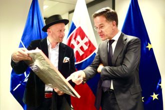 Nevidane co sa podarilo nadanemu Oravcovi Sefovi NATO venoval obraz