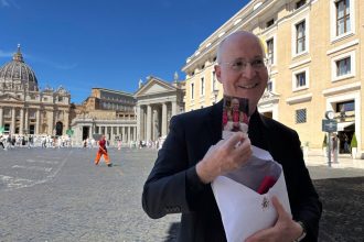 Papez sa stretol s knazom znamym pastoraciou LGBTQ ludi