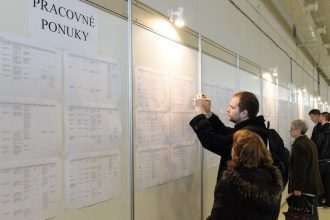 Pocet nezamestnanych by mal stagnovat alebo rast