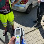 Pod vplyvom drog a alkoholu sa pochvalil policajtom ze soferuje bez vodicaku