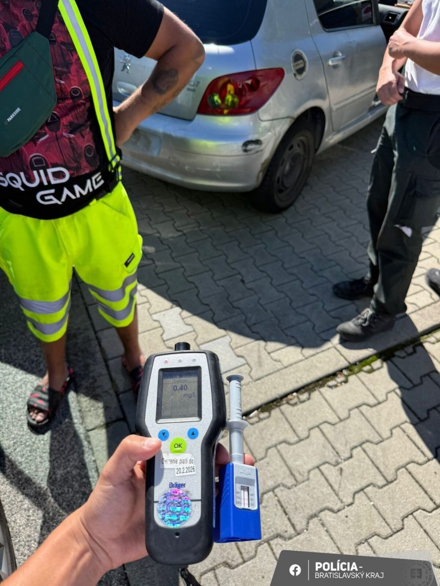 Pod vplyvom drog a alkoholu sa pochvalil policajtom ze soferuje bez vodicaku