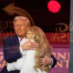 Posledna rozlucka s Charliem Kirkom Vdova odpustila vrahovi Trump ho nazval mucenikom