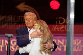 Posledna rozlucka s Charliem Kirkom Vdova odpustila vrahovi Trump ho nazval mucenikom