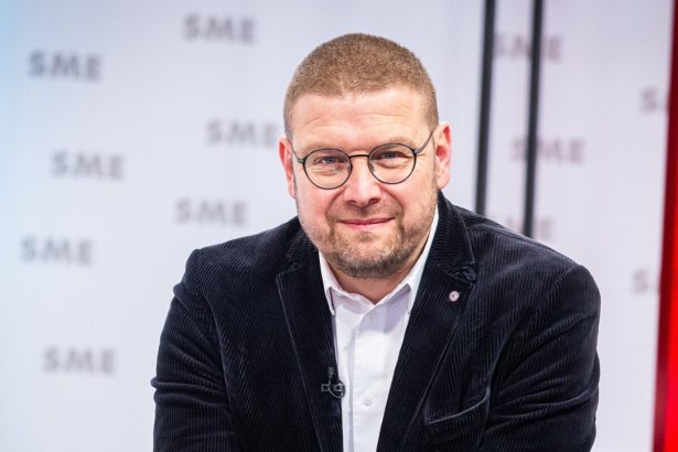 Preco cesky vicepremier protestuje proti Ficovi