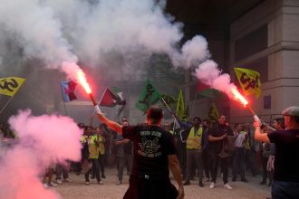 Protestne strajky proti uspornym opatreniam vlady zacali