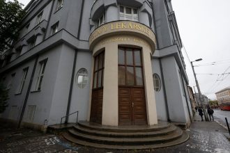 Rezort skolstva chce urcit maximalnu sumu skolneho