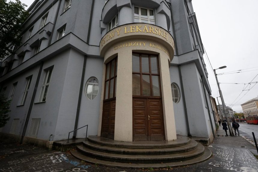 Rezort skolstva chce urcit maximalnu sumu skolneho