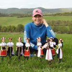 Svoju zalubu pretavila do zberatelskych kuskov Ikonicke babiky oblieka do krojov