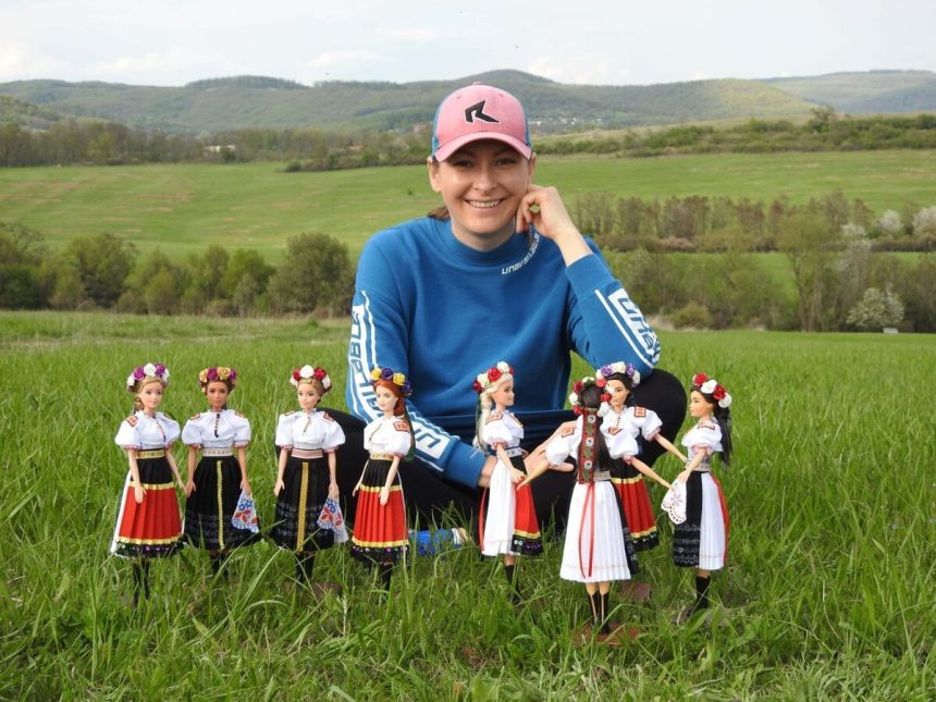 Svoju zalubu pretavila do zberatelskych kuskov Ikonicke babiky oblieka do krojov