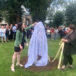 Tri sestry s kufrom dojali svet