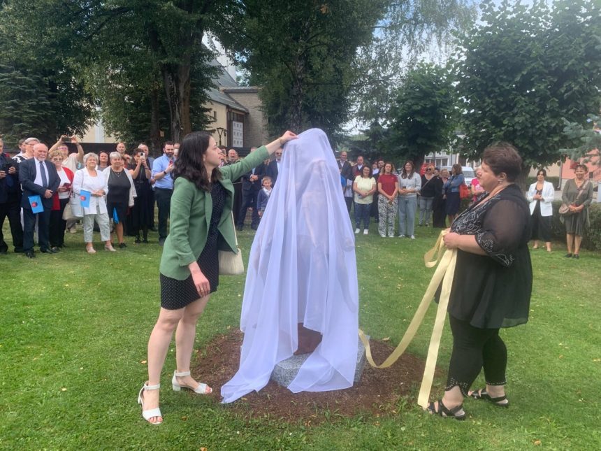 Tri sestry s kufrom dojali svet