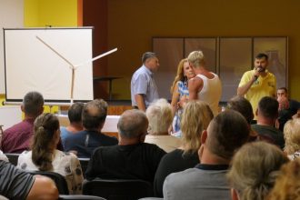 V kulturnom dome to vrelo Odporcovia veternych turbin kricali